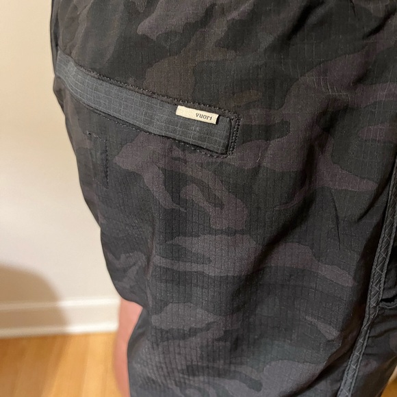 Vuori Men Gray Camo Print Stockton Compression Layered Shorts 6” V346 Large - Picture 5 of 10